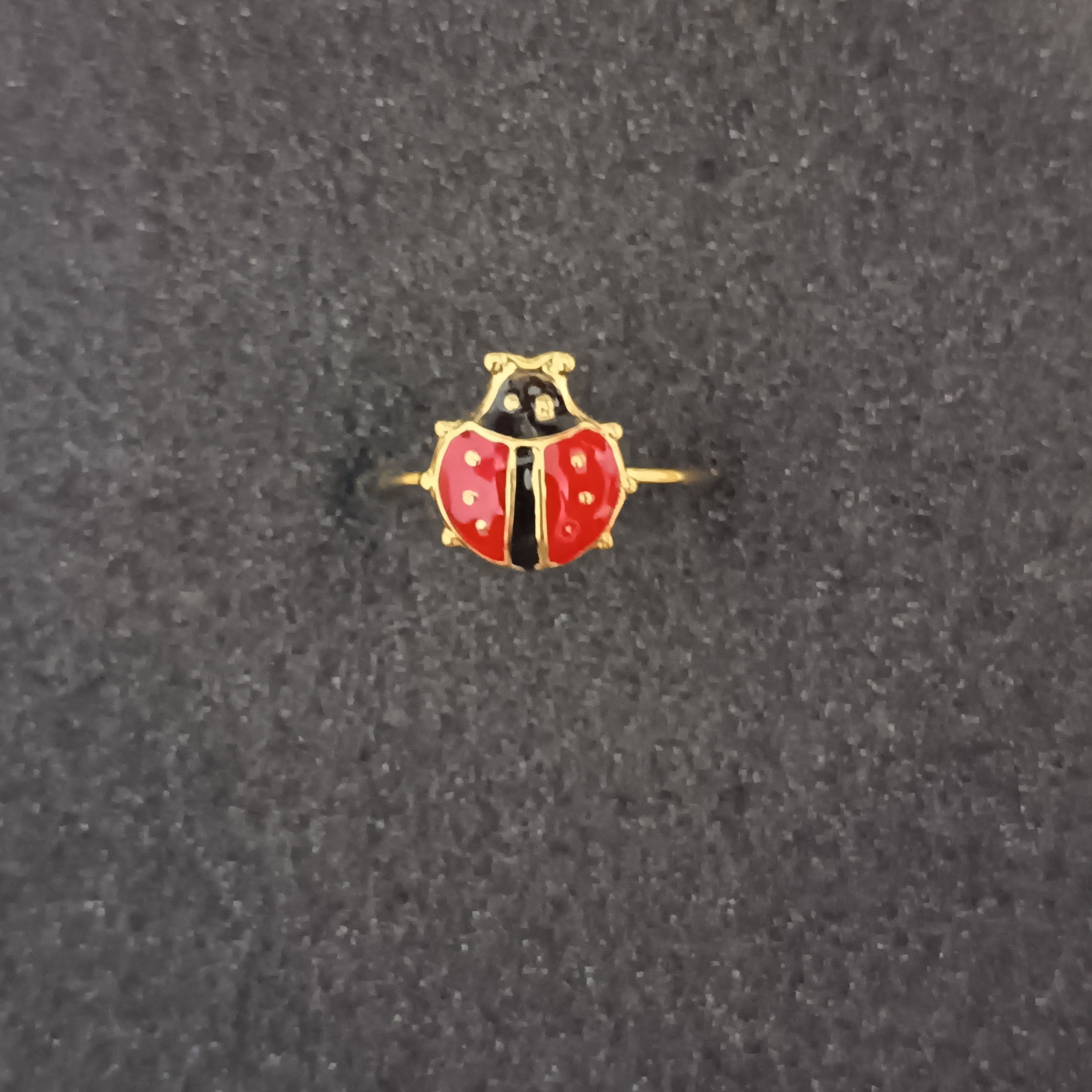 Anillo con Insecto Mariquita de Color Oro.