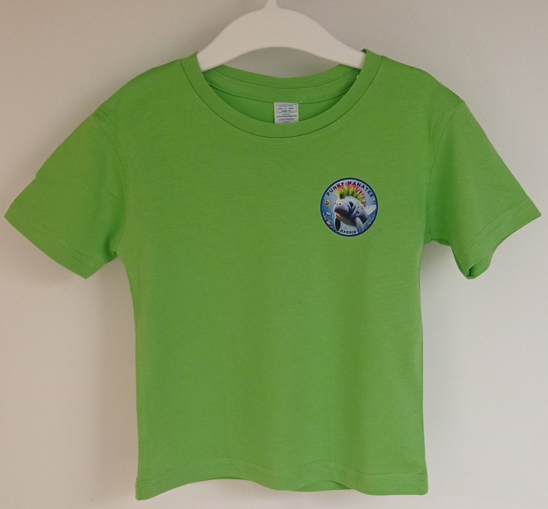 Camiseta infantil de manga corta.