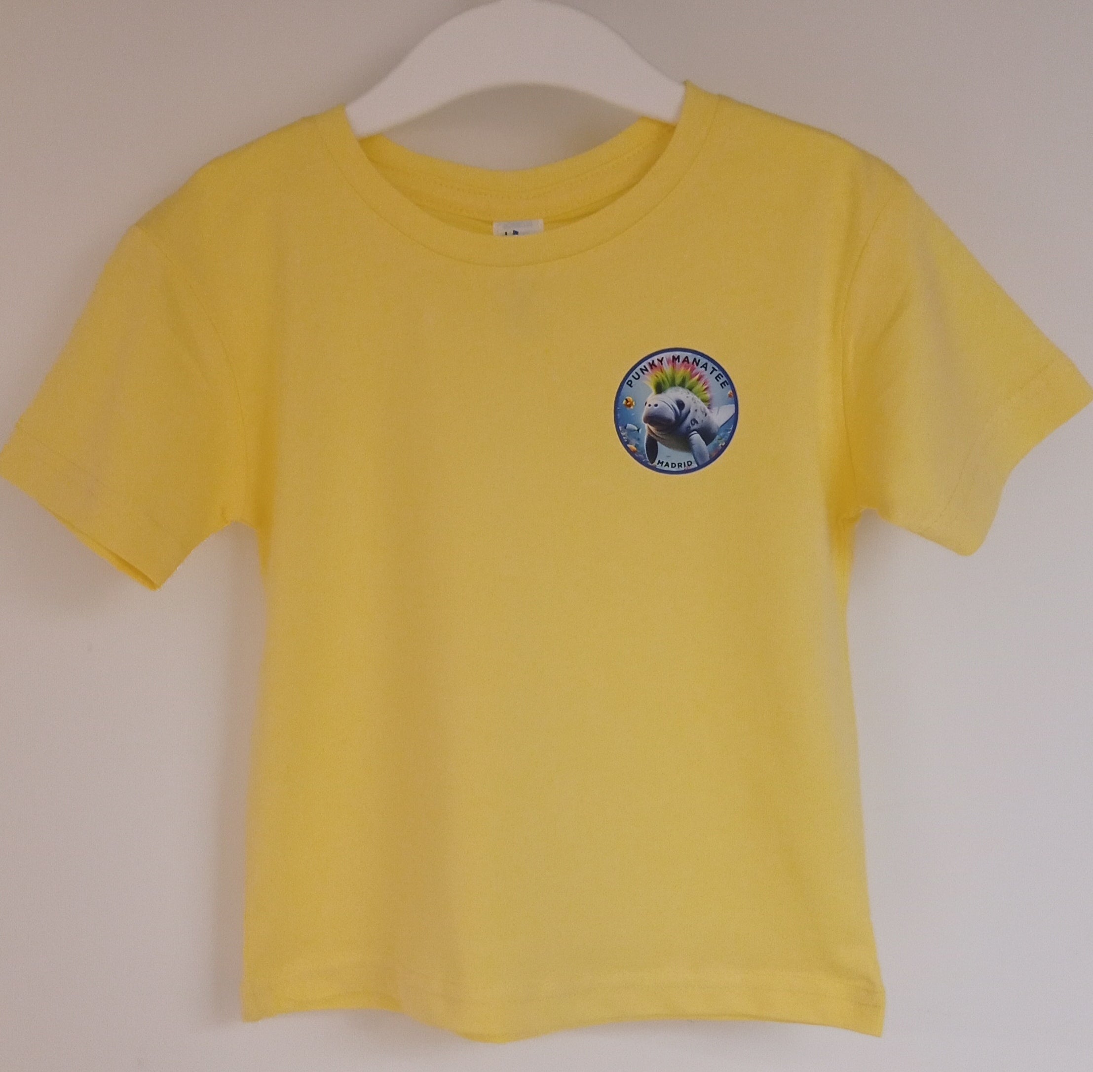 Camiseta infantil de manga corta.