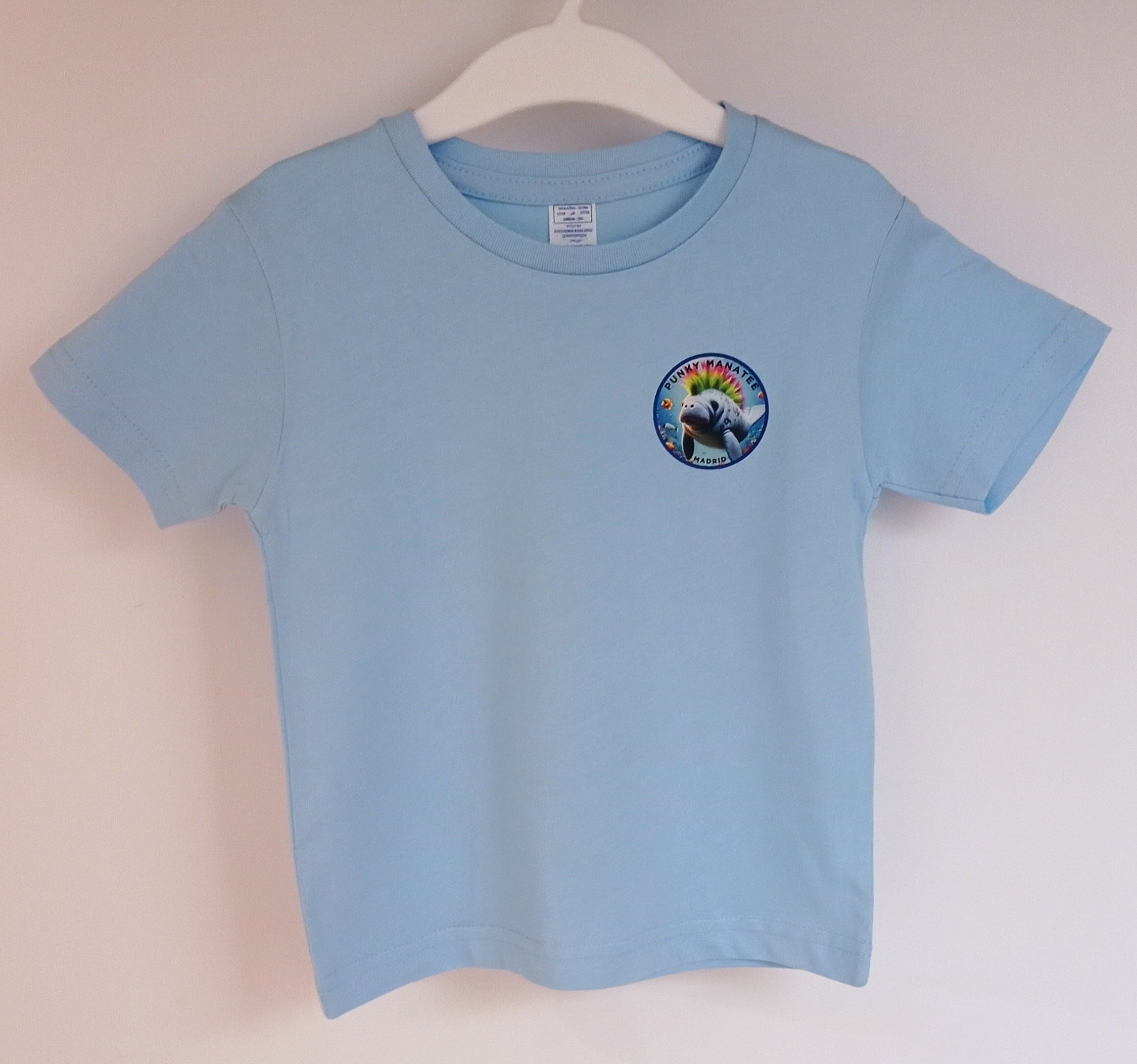 Camiseta infantil de manga corta.