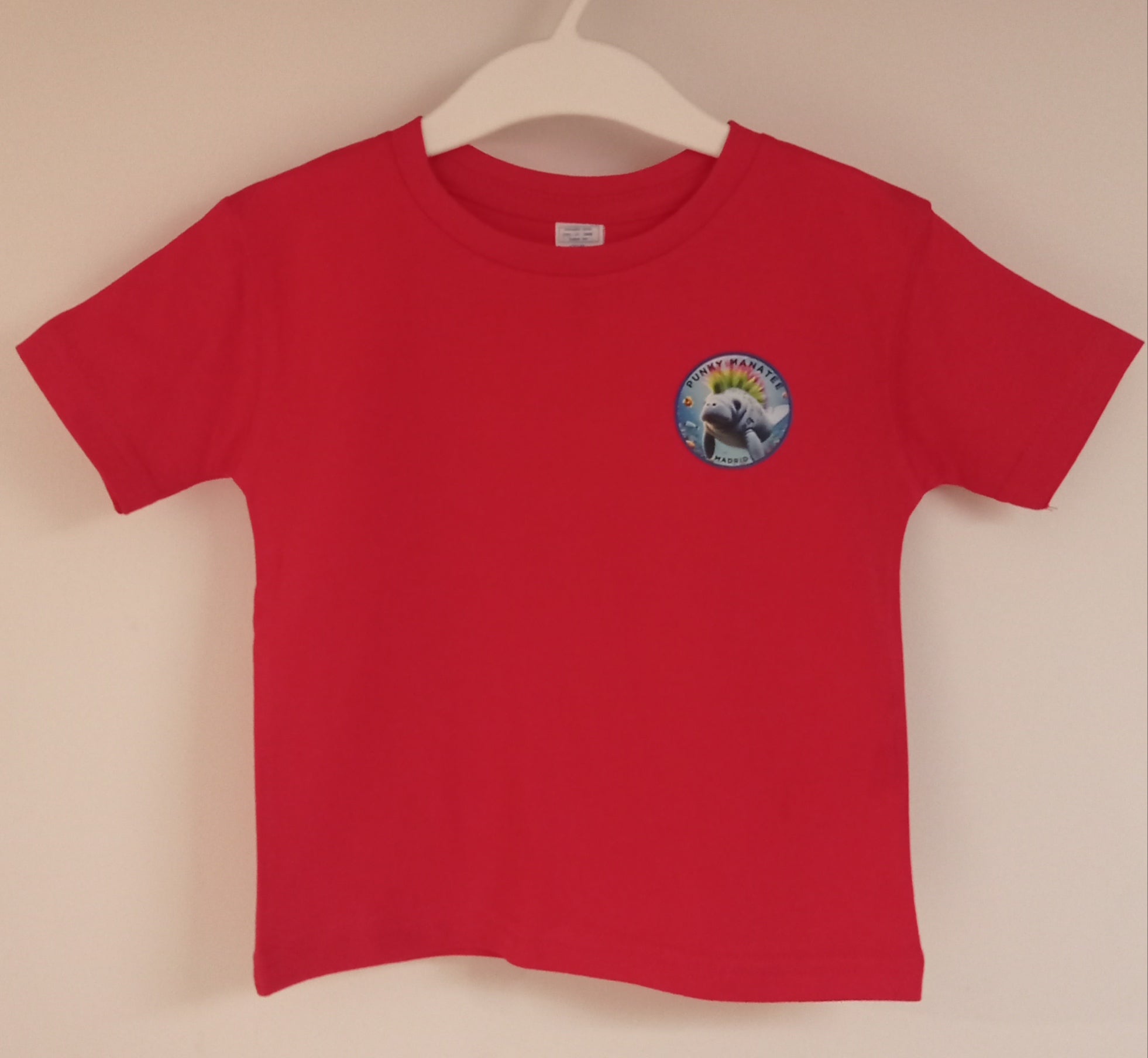 Camiseta infantil de manga corta.