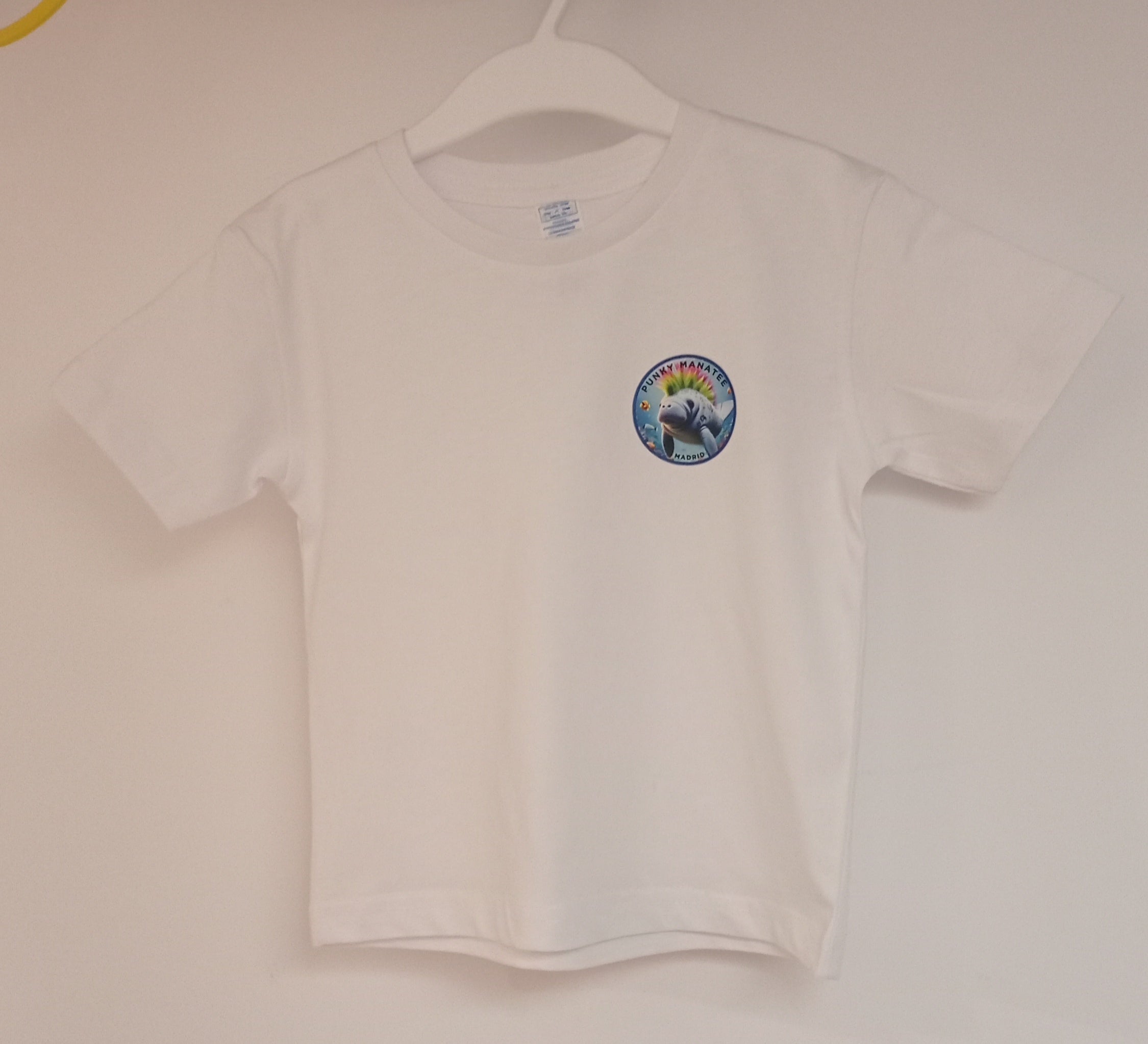 Camiseta infantil de manga corta.
